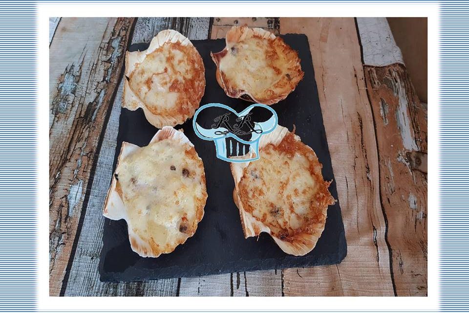 CONCHAS RELLENAS de bechamel de almejas.